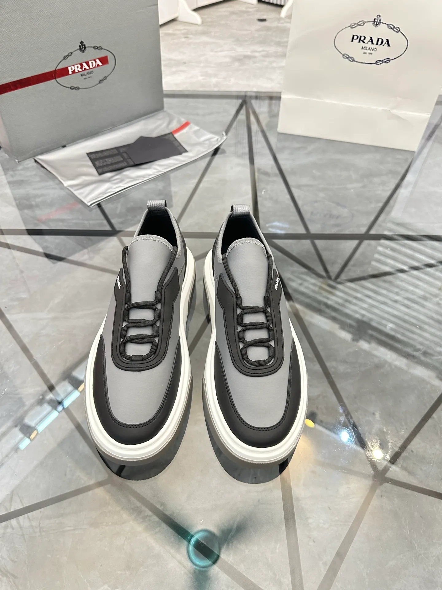Men's shoes for sale 💰: 💰P600¥ High-end top quality Product trademark: Prada *"Prada*" low-top casual shoes Regular size: 38-45 (can be customized to 46) Product materials: Upper imported glue splicing original material, breathable lining, cowhide foot pads, original outsole. Number: 832